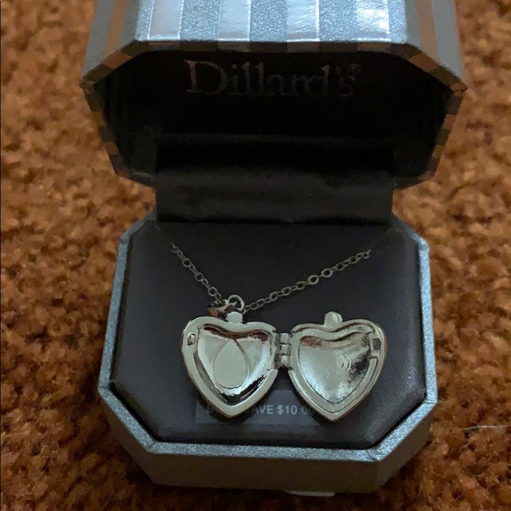 🆕 Dillard’s Heart Locket Necklace - Picture 4 of 6